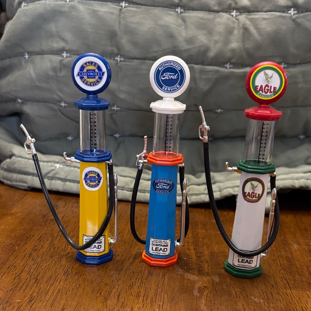 1:18 Road Signature Diecast Vintage Gasoline Pumps Chevrolet, Ford, Eagle